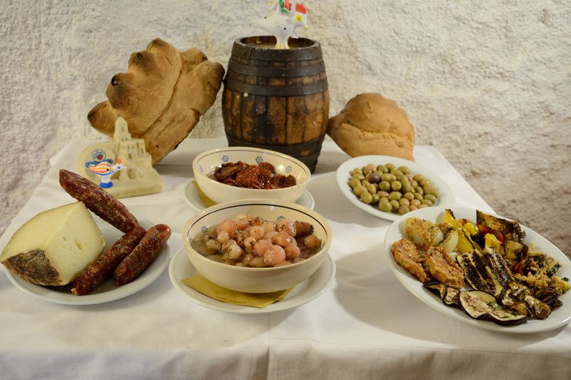 多くの料理とレイドテーブル
